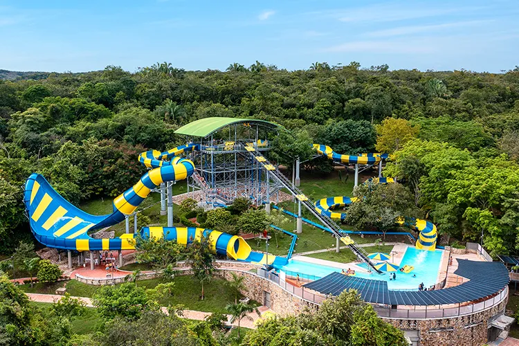 Toboganes y piscinas