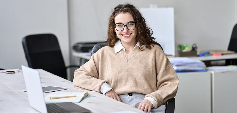 Mujer sonriente en su lugar de trabajo