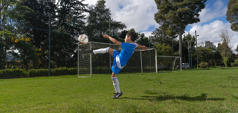 Niño entrenando en la Escuela de Fútbol de Colsubsidio