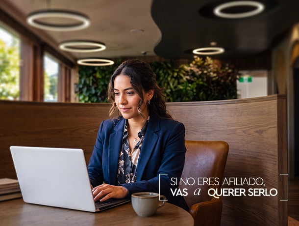 Mujer trabaja en espacios coworking de Colsubsidio