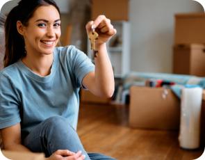 Mujer sostiene las llaves de su vivienda Colsubsidio