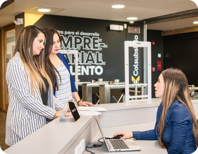 Mujeres conversan con el Centro Empresarial Colsubsidio