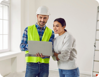 Una mujer revisa la obra de su casa con el ingeniero gracias al subsidio construcción en lote propio.