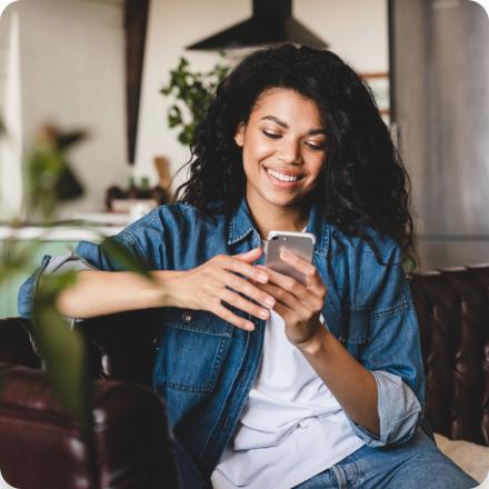 Mujer consulta en su celular su afiliación a Colsubsidio