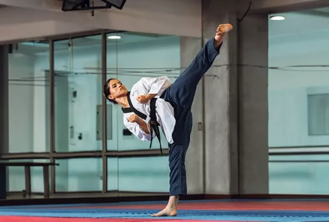 Persona haciendo artes marciales