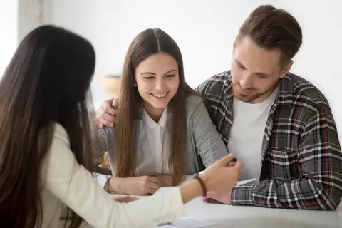 Pareja con contrato de casa nueva con subsidio de vivienda