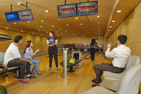 Personas jugando bolos en el Club El Cubo Colsubsidio