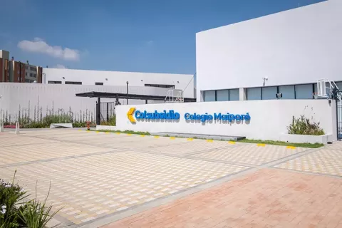 Fachada Colegio Maiporé de Colsubsidio muestra edificio, ingreso y zonas verdes