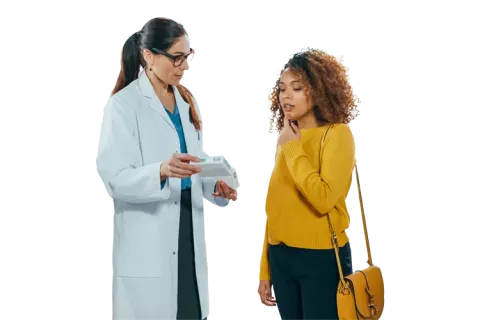 Doctora mostrando medicamentos a pacientes