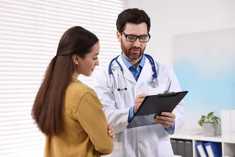 Mujer en consulta medica