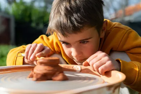 Niño haciendo arte