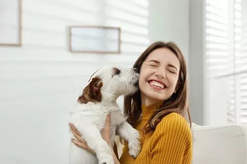 Mujer feliz con su mascota