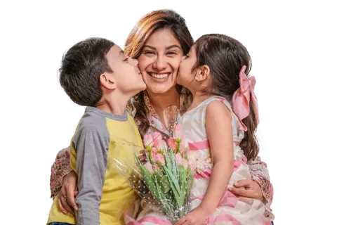 Madre con sus dos hijos