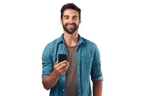 Hombre revisando el celular