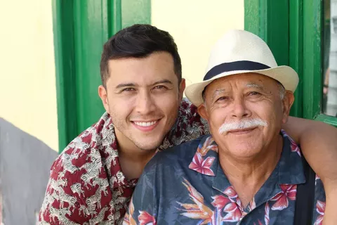Nieto y abuelo sonriendo