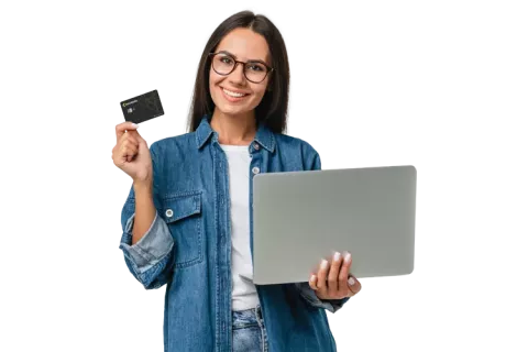Mujer con tarjeta de afiliación Colsubsidio