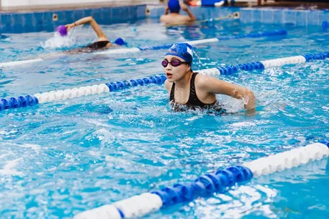 Mujer en clase de natación