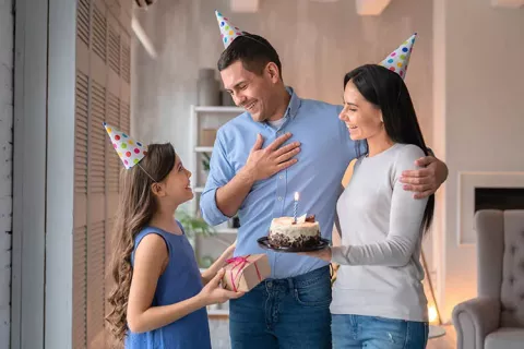 Familia celebrando cumpleaños