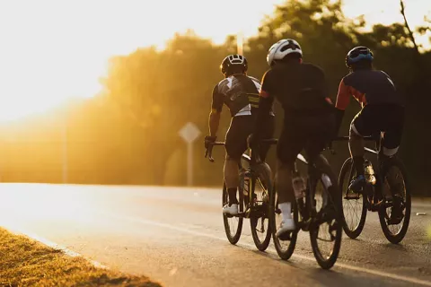 Personas haciendo ciclismo