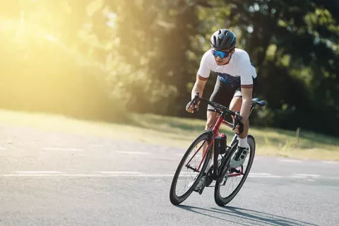Hombre haciendo ciclismo