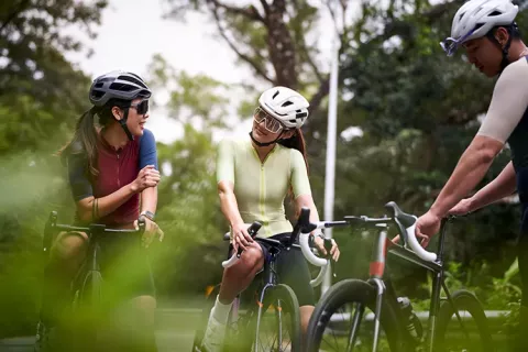 Personas con sus bicicletas