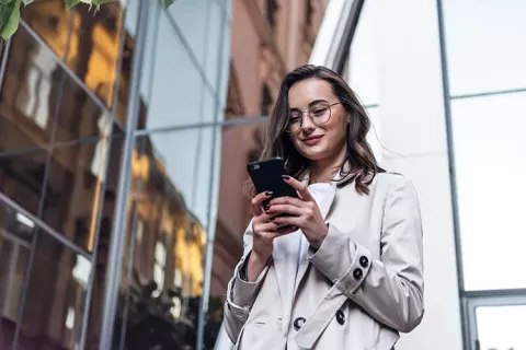 Mujer mirando su celular