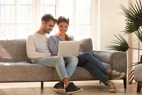 Pareja revisando su portátil