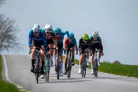 Hombres haciendo ciclismo