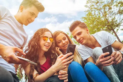 Grupo de personas revisando su celular