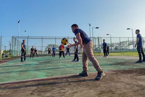 Personas jugando voleibol