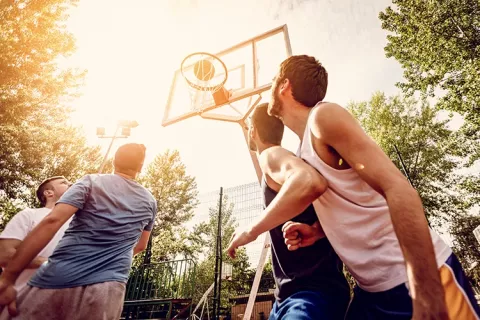 Personas jugando baloncesto