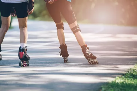 Personas patinando
