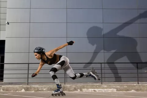 Mujer en clase de patinaje