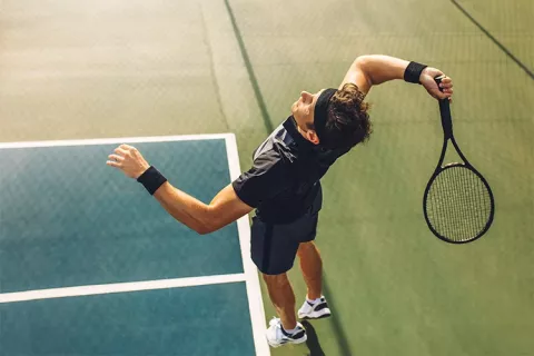 Persona jugando tenis de campo