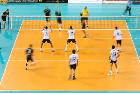 Personas jugando voleibol Colsubsidio