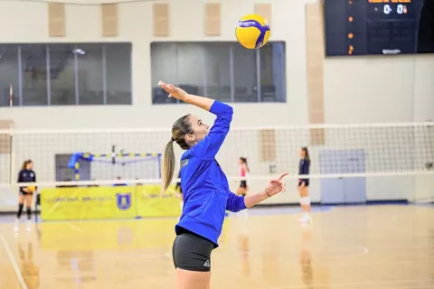 Mujer jugando voleibol