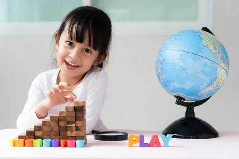 Niña jugando