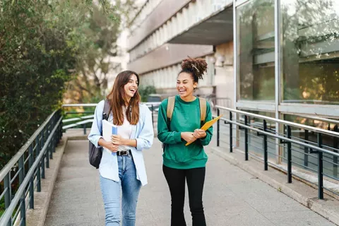 Mujeres caminado y sonriendo