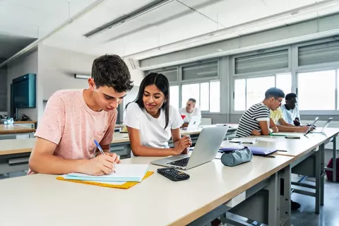 Personas en salón de clases