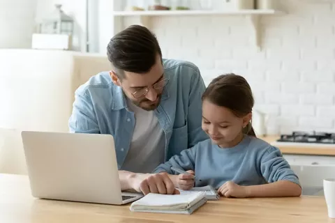 Padre e hija estudiando