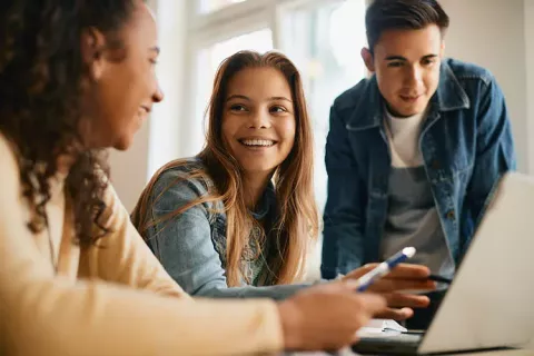 Adolescentes estudiando