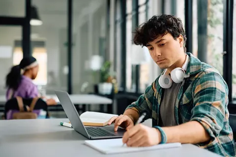 Joven estudiando de forma virtual