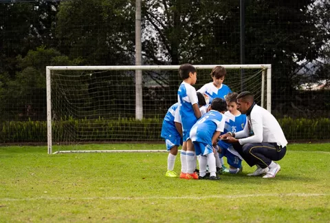 Niños en escuela deportiva de futbol