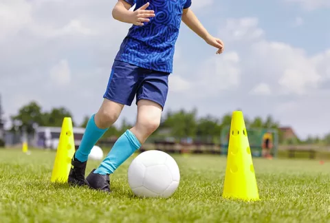Niño practicando fútbol