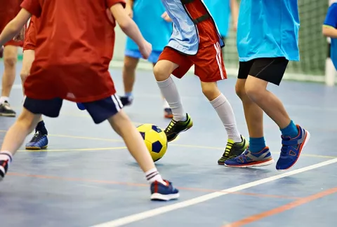 Niños jugando en fútbol de salón 