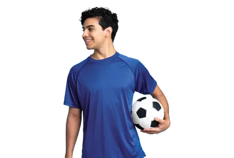 Persona con balón de futbol