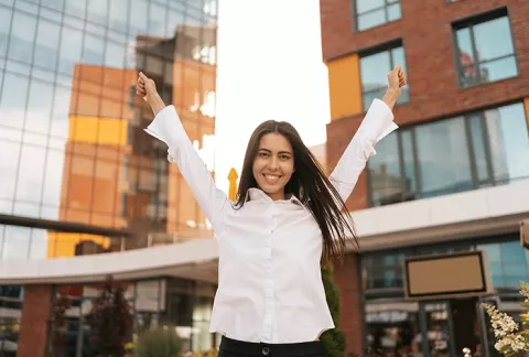 Persona feliz y sonriendo