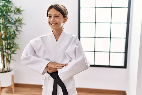 Niña haciendo karate