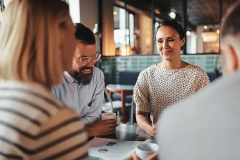Personas reunidas estuadiando
