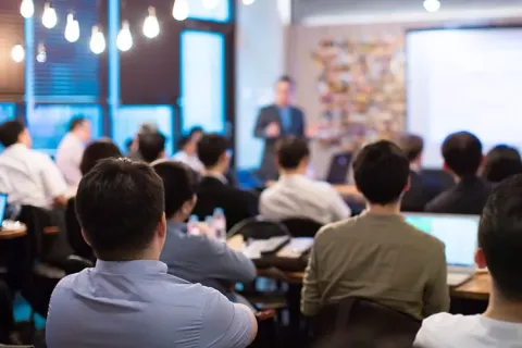 Personas en charla